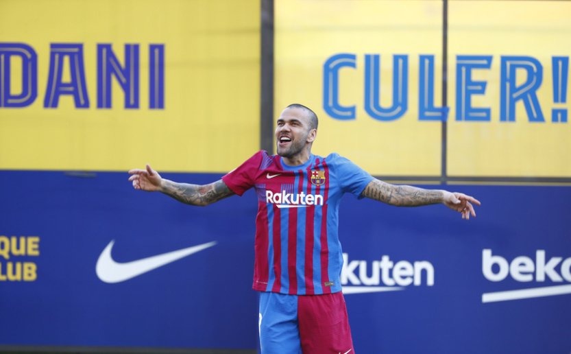 Fotbalista Alves byl formálně obviněn ze sexuálního napadení
