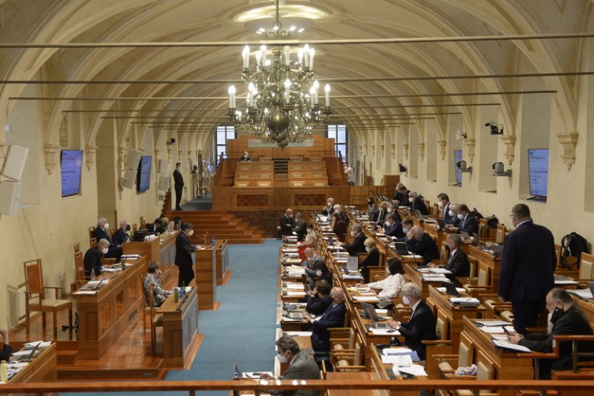 Každoroční vynakládání aspoň dvou procent HDP na obranu Senát schválil