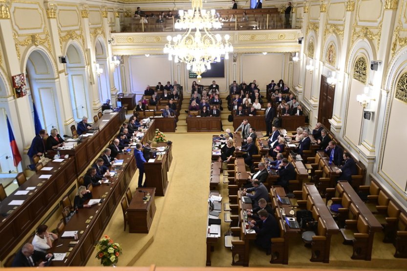 Sněmovna zatím nedokončila úvodní debatu o uzákonění sňatků homosexuálů