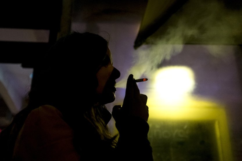 Tabák kouří 24 procent obyvatel ČR, u mladých vedou sáčky a e-cigarety