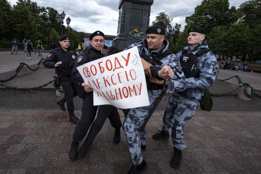 Ruská policie pozatýkala lidi, kteří vyjádřili podporu Navalnému