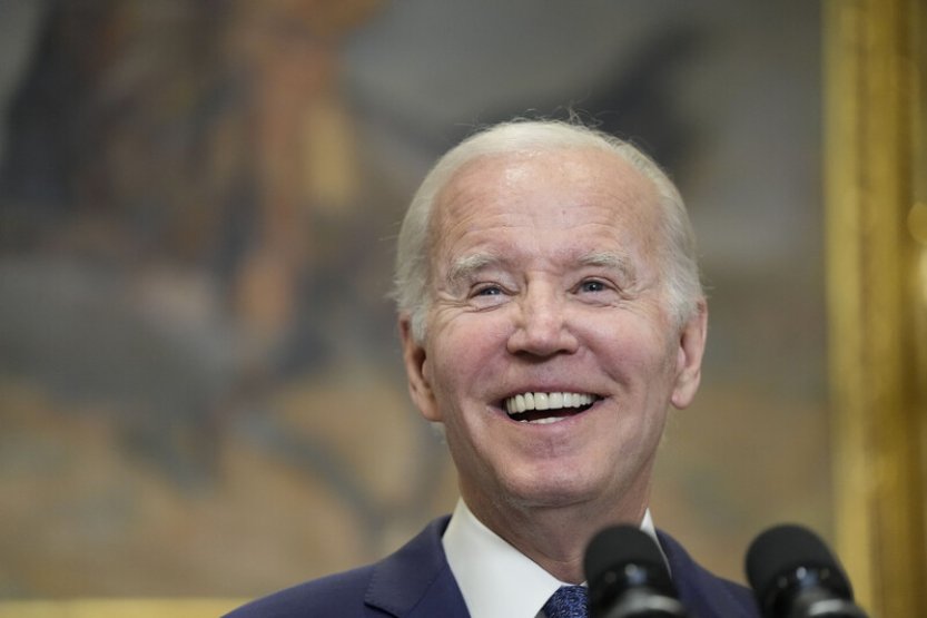 Biden podepsal zákon o pozastavení platnosti dluhového stropu