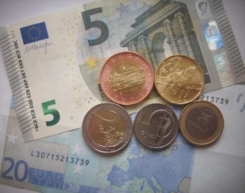Koruna stagnovala vůči euru a posílila k dolaru, pražská burza posílila
