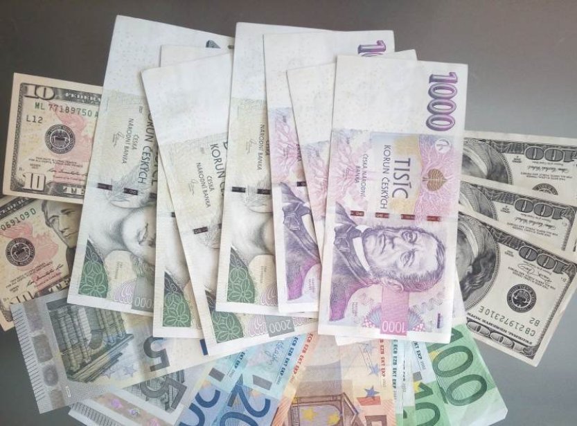 Koruna v závěru týdne oslabila k euru, posílila naopak vůči dolaru