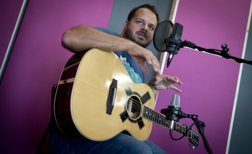 I ve smutných věcech se snažím hledat humor, říká písničkář Xindl X