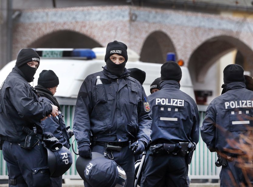 Německé úřady provedly razie proti podporovatelům IS, zadržely sedm lidí