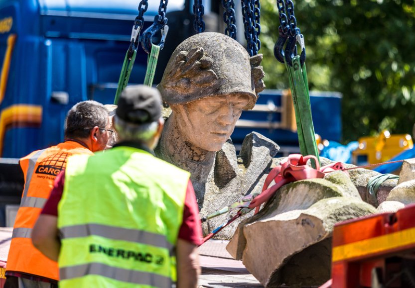 Firma přesunula pomník vojáka v Litoměřicích do areálu bývalých kasáren