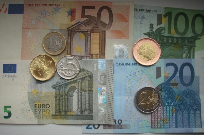 Koruna mírně posílila vůči euru a o pět haléřů oslabila k dolaru