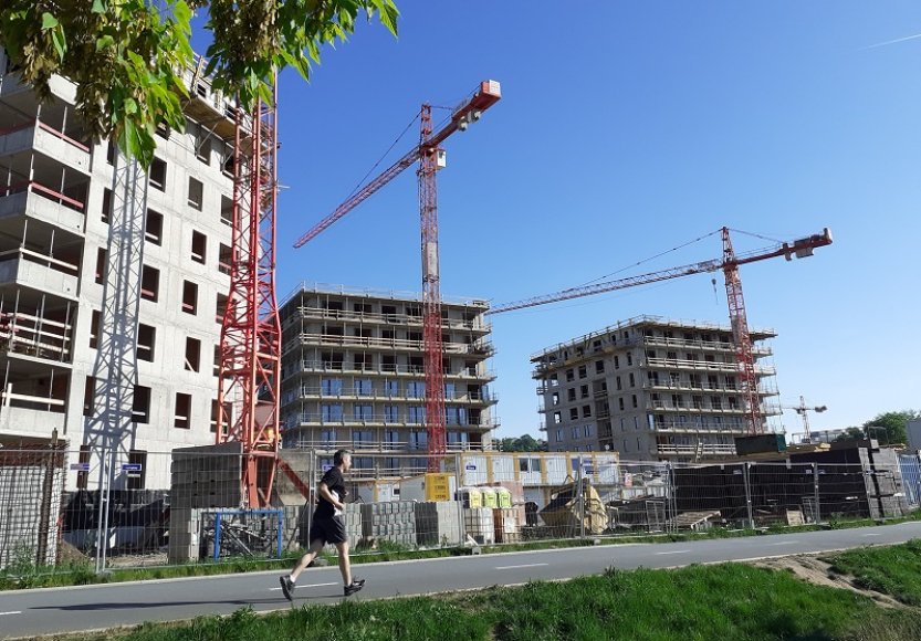 Nižší poptávka po vlastním bytě donutila 38 procent developerů předělat projekty