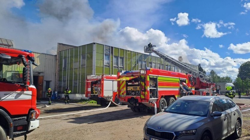 V H. Brodě likvidují hasiči požár haly, škoda je odhadem 350 milionů Kč