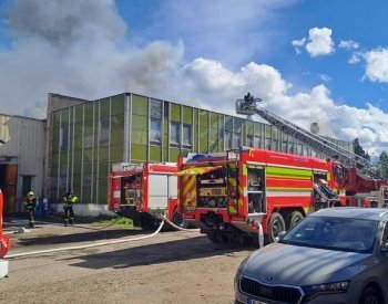 V H. Brodě likvidují hasiči požár haly, škoda je odhadem 350 milionů Kč