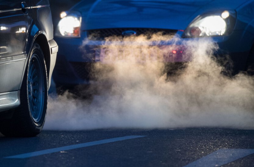 Se zákazem spalovacích motorů podle průzkumu nesouhlasí 77 procent Čechů