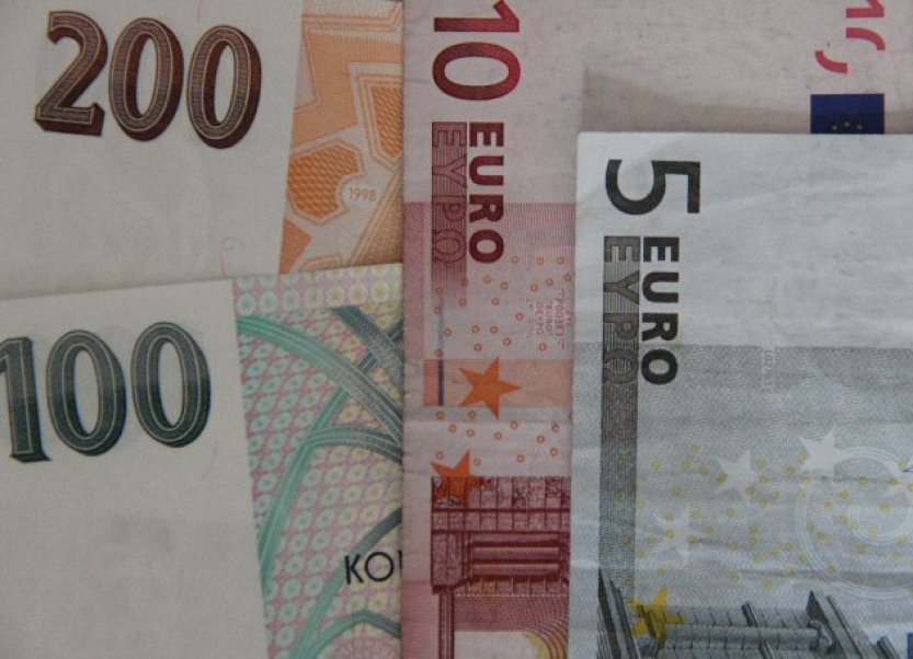 Koruna začala týden posilováním, k euru se vrátila pod 23,50 Kč/EUR