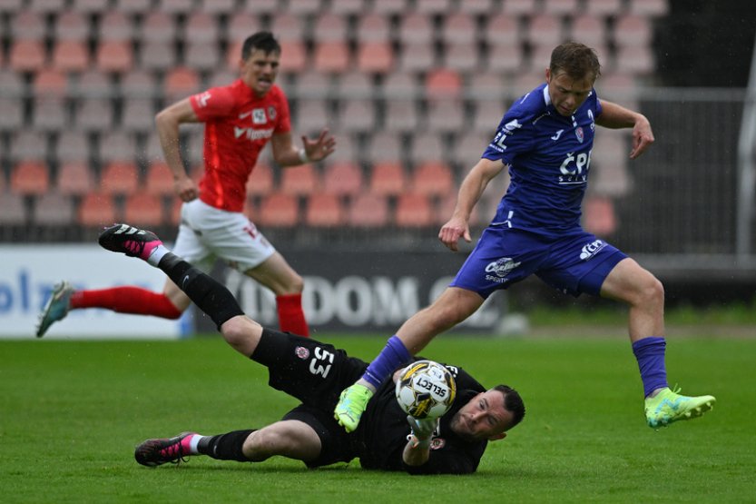 Fotbalisté Pardubic vyhráli v Brně 2:0, kanonýr Řezníček nedal dvě penalty