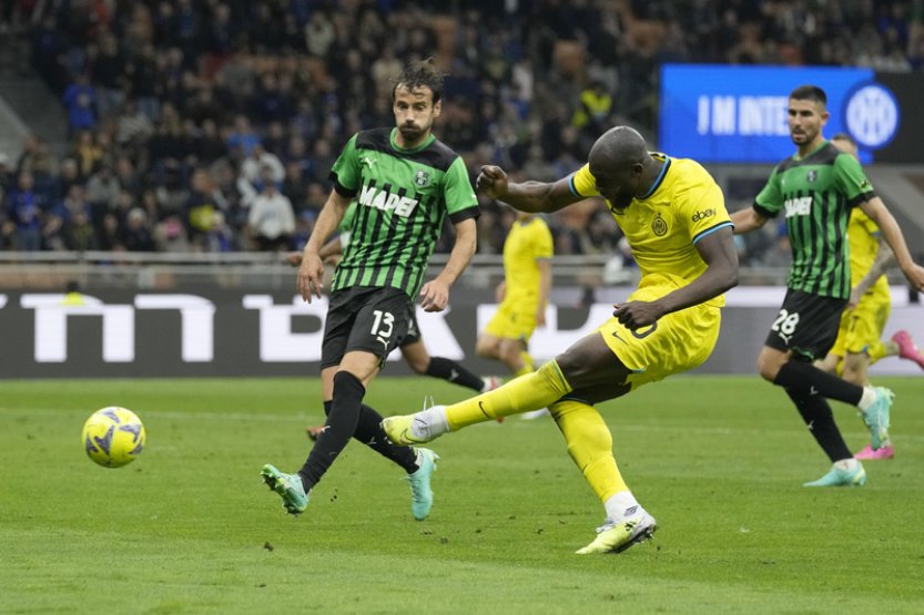 Inter Milán porazil Sassuolo 4:2, AC Milán prohrál v Spezii 0:2