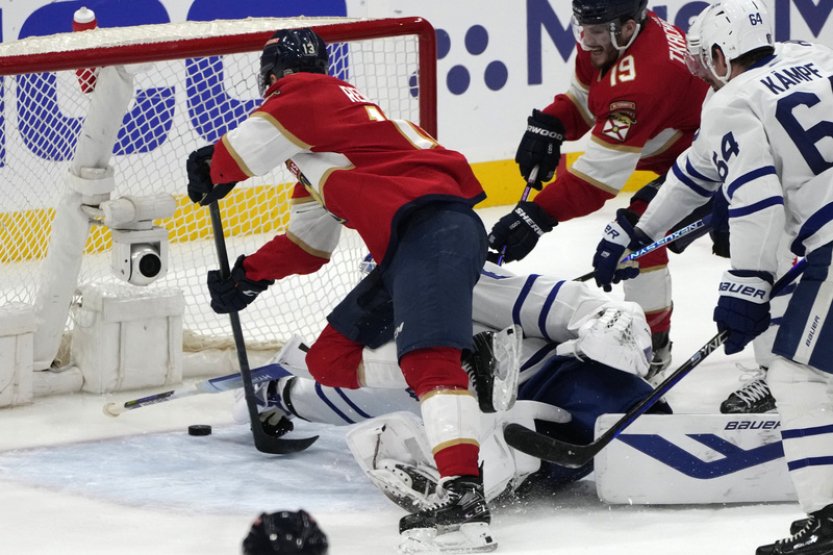 Toronto si v play off NHL vynutilo pokračování série, Edmonton zdolal Vegas
