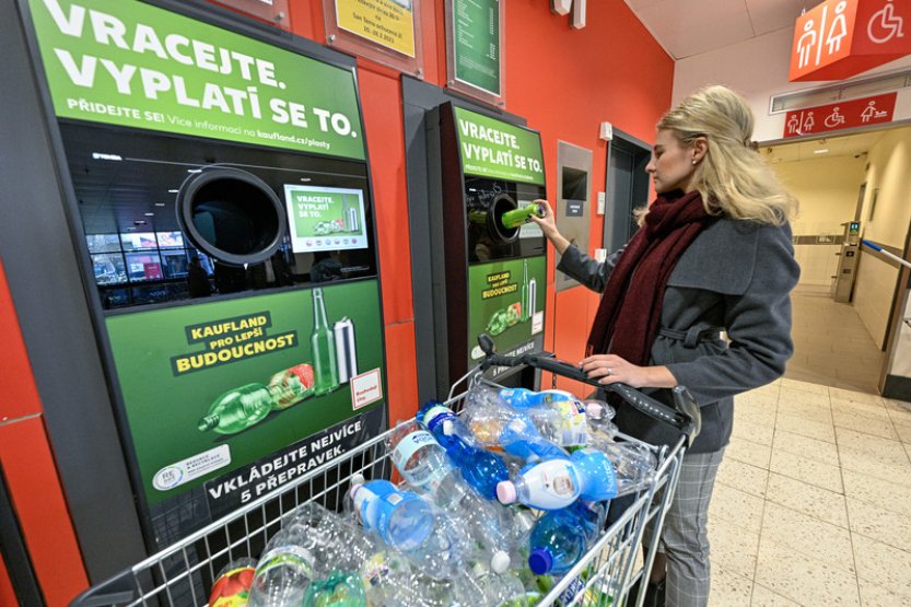 Kaufland a Lidl rozšíří testování zpětného odběru PET lahví a plechovek