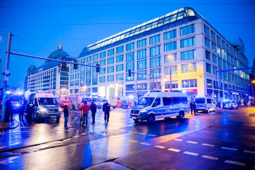 V centru Berlína prasklo obří akvárium, voda z něj se rozlila po okolí