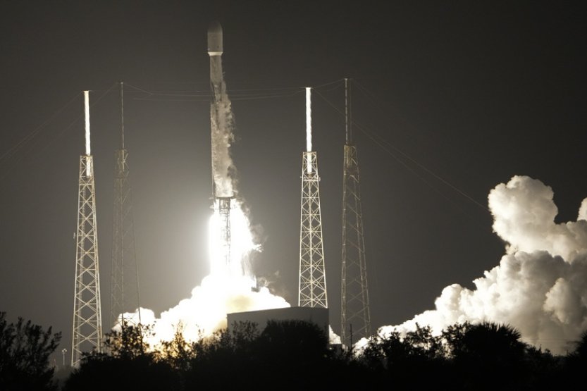 Odstartovala raketa Falcon 9, která má k Měsíci vynést lunární vozítko Rašíd