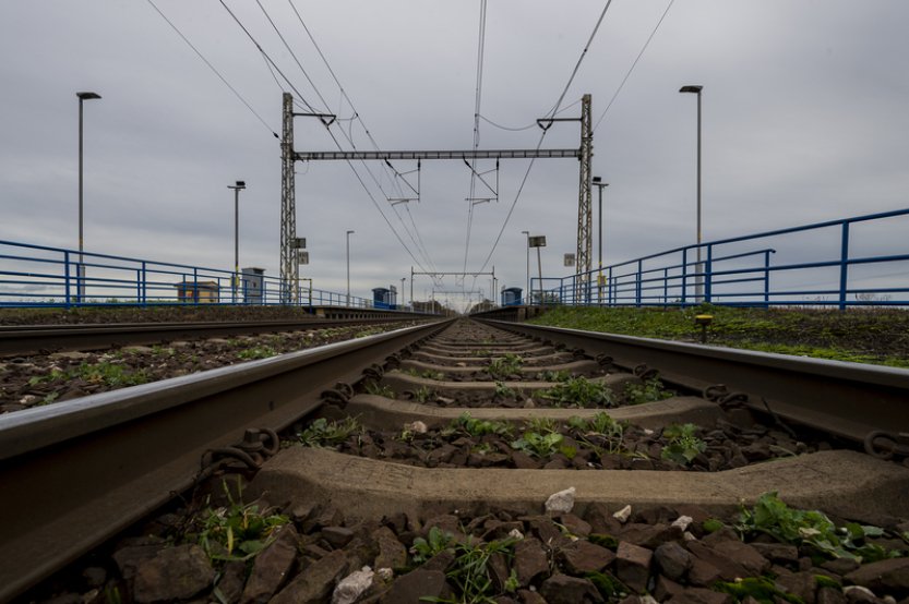 Provoz mezi Senohraby a Čerčany po najetí vlaku na strom je částečně obnovený