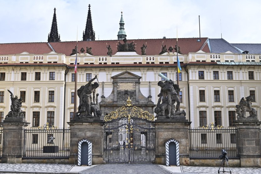 Pražský hrad je nalezištěm dobového oblečení, výzkum popsal látky ze středověku