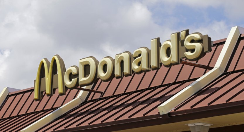 Průměrná útrata ve fast foodech ve 2. čtvrtletí stoupla, v restauracích klesla