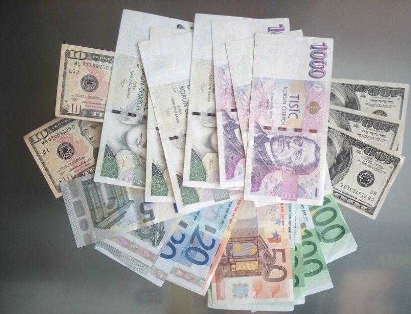 Koruna v závěru týdne posílila k euru i dolaru