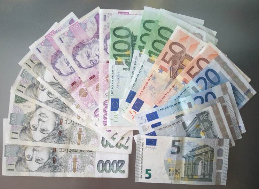 Koruna mírně posílila k euru, změna sazeb ECB s kurzem výrazně nezahýbala