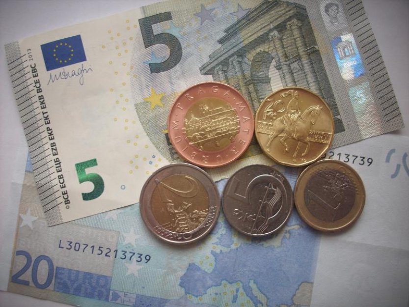 Koruna stagnovala k euru a zpevnila k dolaru, pražská burza rostla