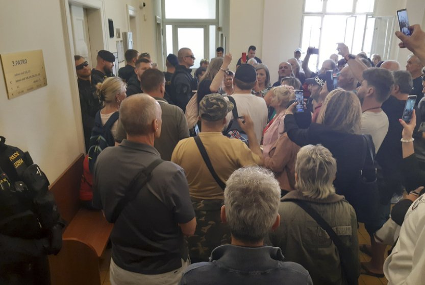Dezinformátorka vyzvala k podání kárné žaloby na soudkyni a advokáta