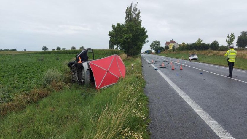 Při nehodě dvou aut na Hradecku zemřela žena, dvě děti utrpěly vážná zranění