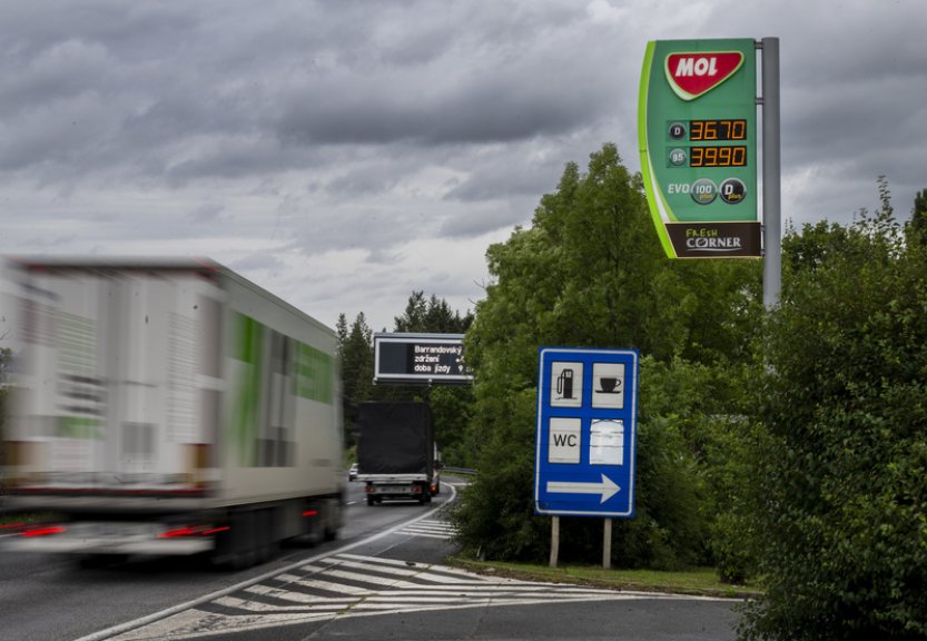 Expert: Litr nafty v příštích týdnech zdraží proti červenci o víc než tři koruny